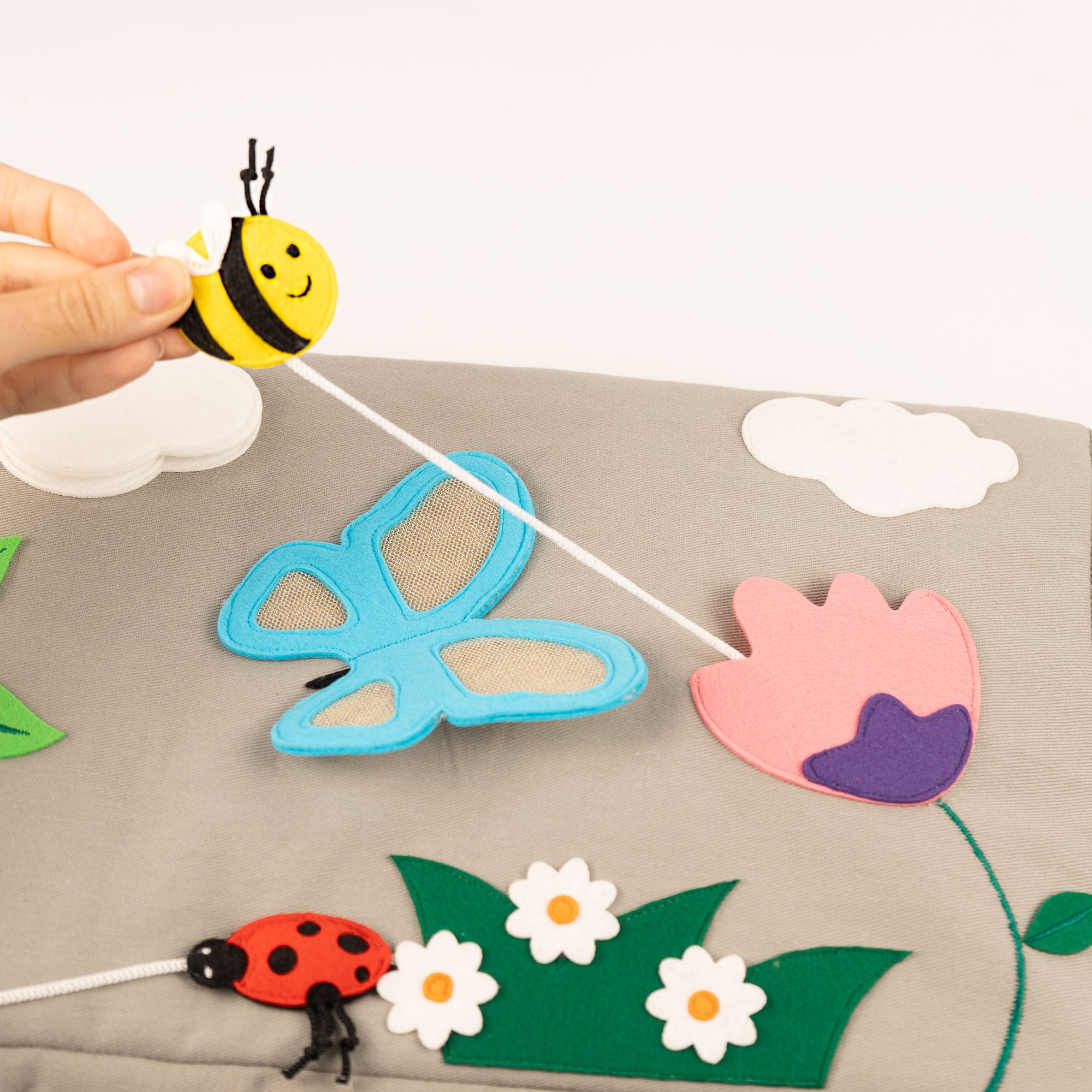 Coussin d’activités abeille et papillon