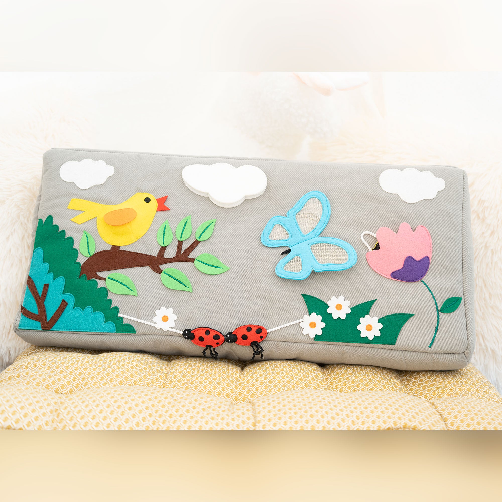 Coussin d’activités abeille et papillon
