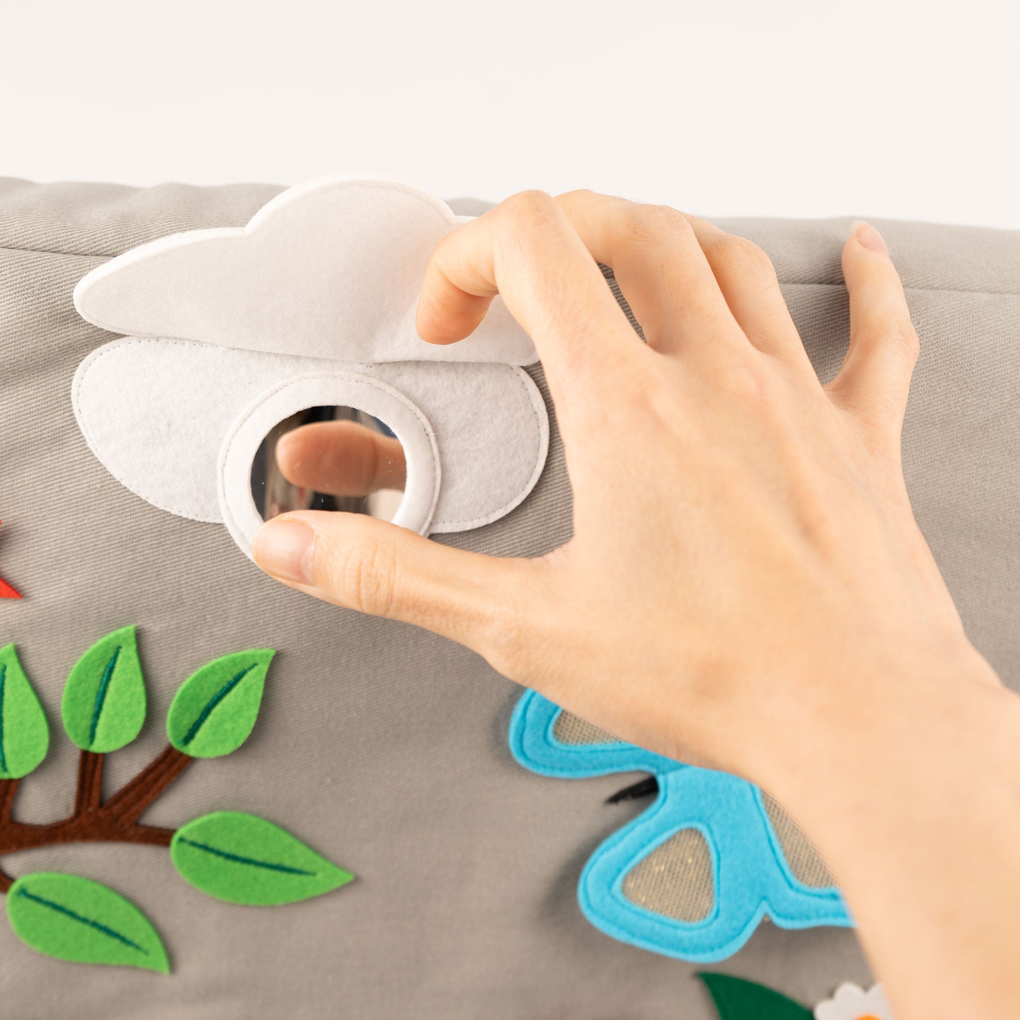 Coussin d’activités abeille et papillon